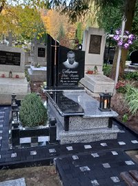 Пам'ятник із сірого граніту для двох поховань львів