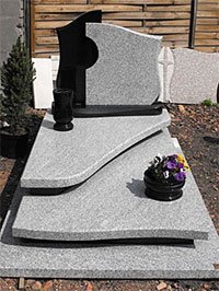 Елегантний пам'ятник із сірого граніту