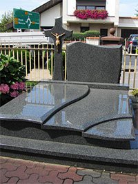 Пам'ятник із темного граніту для двох поховань львів