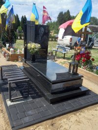 Пам'ятник із сірого граніту для двох поховань львів