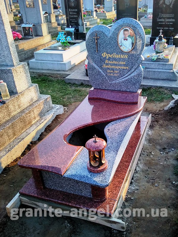 Пам'ятник дитячий з граніту Пам'ятник дитячий з червоного граніту розмір 76х126см