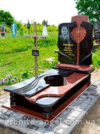 Пам'ятник одинарний з червоного і чорного граніту  розмір 196х86см