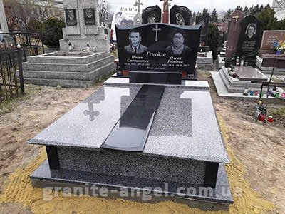Пам'ятник подвійний з чорного і сірого граніту  розмір 146х196см