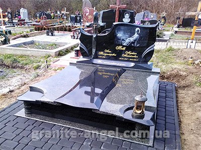Пам'ятник подвійний з чорного і сірого  граніту розмір 216х186см